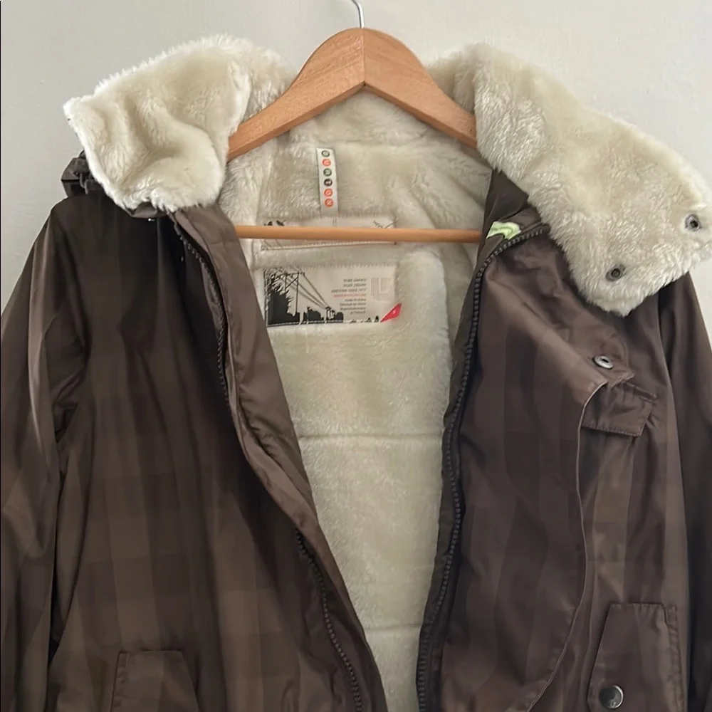 Burton Women’s Brown Ski Snowboard Jacket with Hood and Faux Fur Lining - Picture 3 of 16